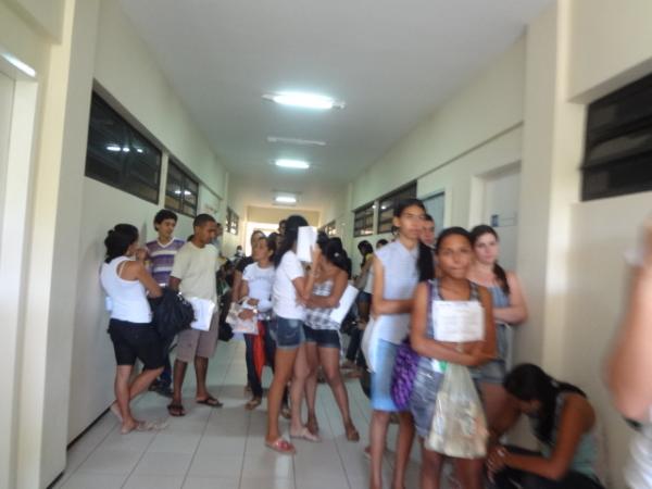Estudantes se inscrevem em Pr&eacute;-vestibular gratuito.(Imagem:FlorianoNews)