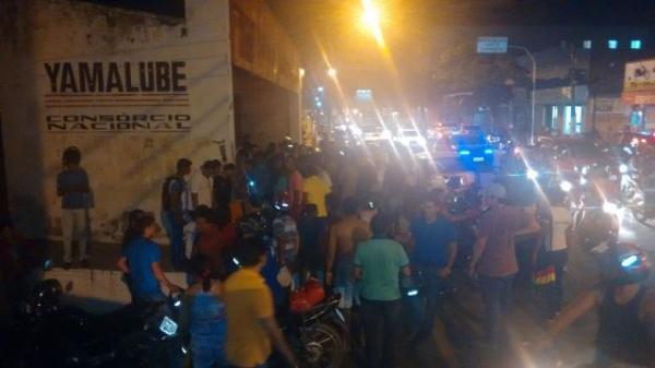 Assaltante tenta roubar moto e apanha da população em Floriano.(Imagem:Internauta)