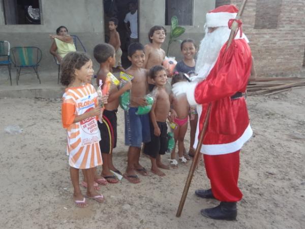 Papai Noel entrega brinquedos e cestas b&aacute;sicas em Floriano. (Imagem:FlorianoNews)