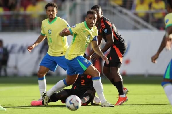Danilo e Marquinhos em Brasil x Col&ocirc;mbia(Imagem:Mark Leech/Offside/Offside via Getty Images)
