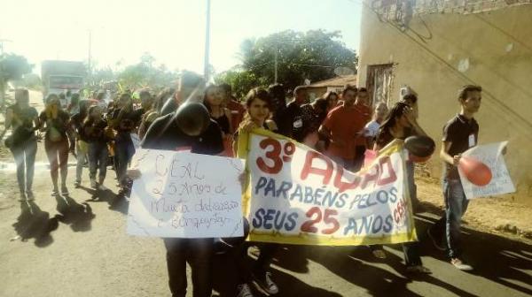 Centro de Ensino Aristides Lob&atilde;o comemora anivers&aacute;rio com caminhada em Bar&atilde;o de Graja&uacute;.(Imagem:FlorianoNews)