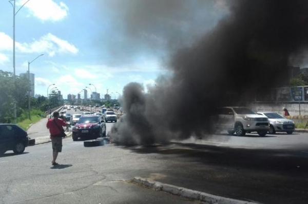 Greve geral contra reformas bloqueia ruas e lojistas baixam as portas no Centro