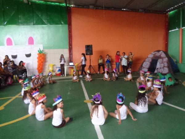 Paixão de Cristo é encenada por crianças da Escola Pequeno Príncipe