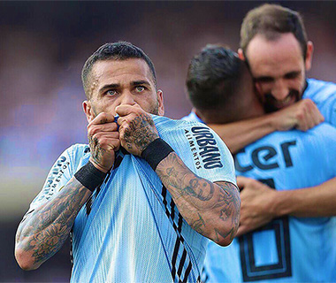 Daniel Alves diz que está jogando em alto nível em SP