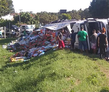 Caminhão tomba e tem parte da carga saqueada no Tancredo Neves