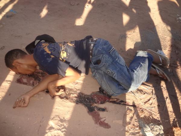 Jovem &eacute; encontrado morto com tr&ecirc;s tiros em Floriano.(Imagem:FlorianoNews)