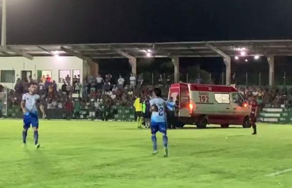 Volante bate a cabeça, desmaia e recebe oxigenação no estádio para ser reanimado