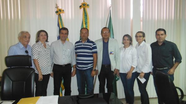 Prefeito Gilberto J&uacute;nior se reuniu com representantes da Caixa Econ&ocirc;mica para discutir habita&ccedil;&atilde;o popular.(Imagem:FlorianoNews)