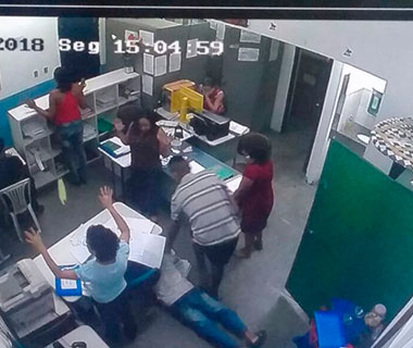 Bandidos rendem funcionários de escola e roubam carro de diretora