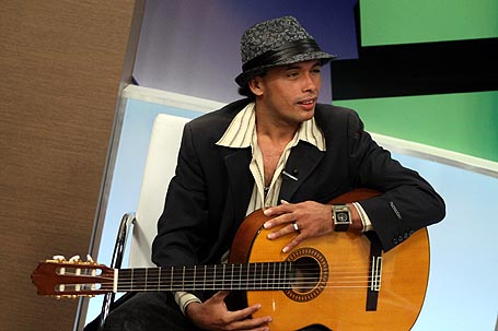 Paulynho Paixão nega acusações e canta música inédita para namorada