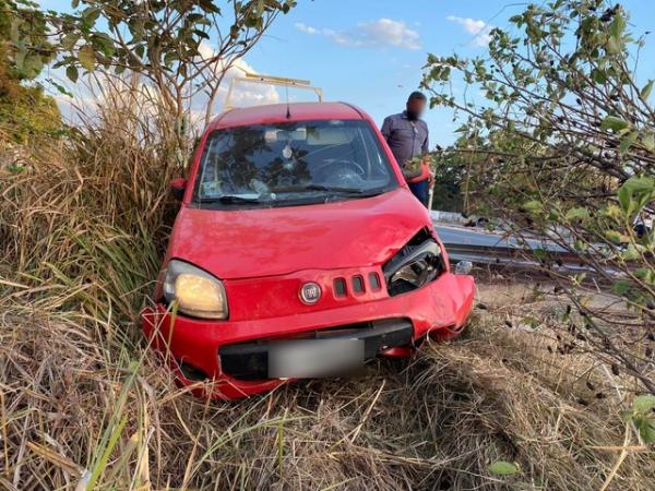 Motociclista morre ap&oacute;s colis&atilde;o com carro na BR-343, em Teresina. (Imagem: Divulga&ccedil;&atilde;o PRF)