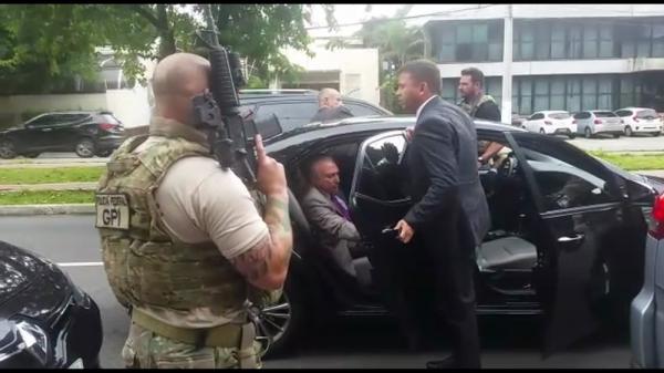 Momento em que o ex-presidente Michel Temer &eacute; abordado pela Pol&iacute;cia Federal.(Imagem: Reprodu&ccedil;&atilde;o/TV Globo)