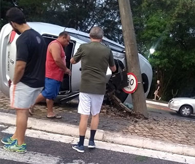 Carro sobe no canteiro central de avenida durante acidente