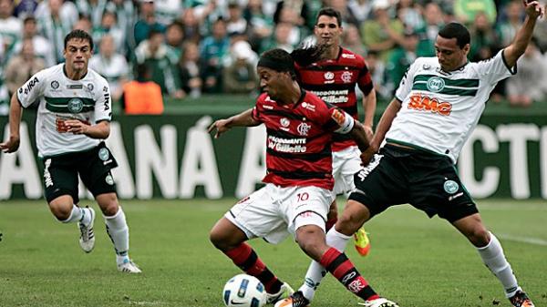 Ronaldinho reclamou de p&ecirc;nalti n&atilde;o marcado no primeiro tempo.(Imagem: Marco Andr&eacute; Lima / Ag&ecirc;ncia Estado)