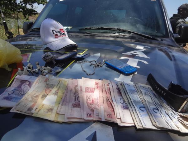 Polícia Militar apreende drogas e dois acusados no bairro Bosque em Floriano