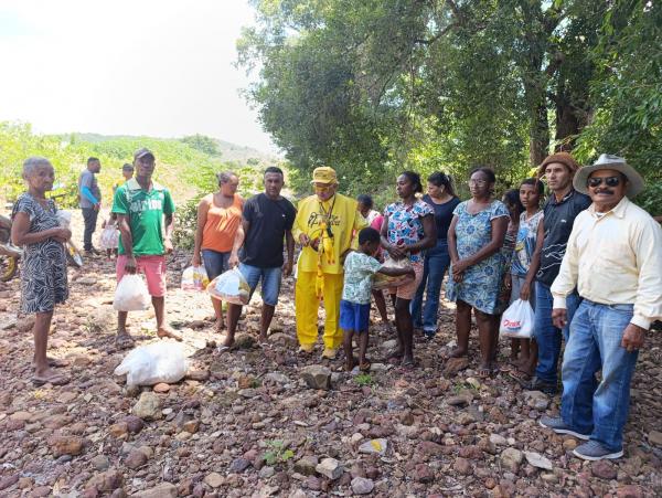 Repórter Amarelinho realiza ação social em comunidades rurais de Floriano.(Imagem:FlorianoNews)