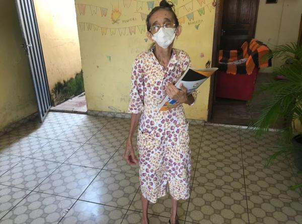  Dona Calu resolveu come&ccedil;ar a estudar aos 71 anos em Teresina.(Imagem:Layza Mour&atilde;o/g1 PI )
