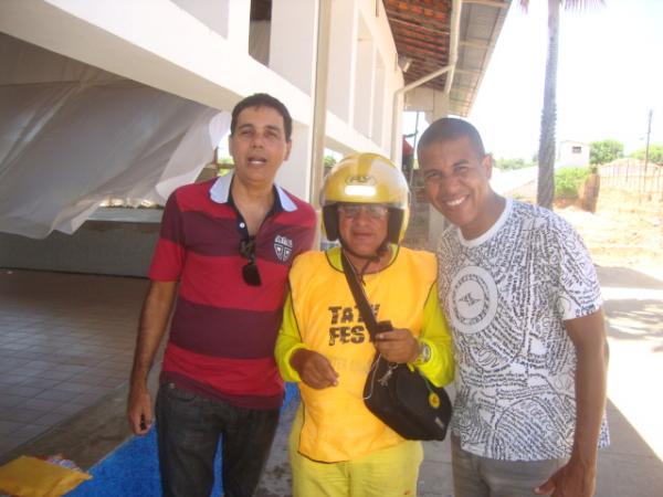 Amarelinho ao lado dos empres&aacute;rios das bandas que vir&atilde;o para o Furac&atilde;o 2011(Imagem:reda&ccedil;&atilde;o)