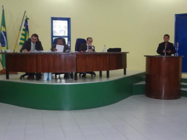 Na mesa, os vereadores Lauro C&eacute;sar de Morais (PDT), Manoel Simpl&iacute;cio da Silva (PV) e Ant&ocirc;nio Reis (PSDC). Em plen&aacute;ria vereador Miguel Vieira (PTB).(Imagem:FlorianoNews)