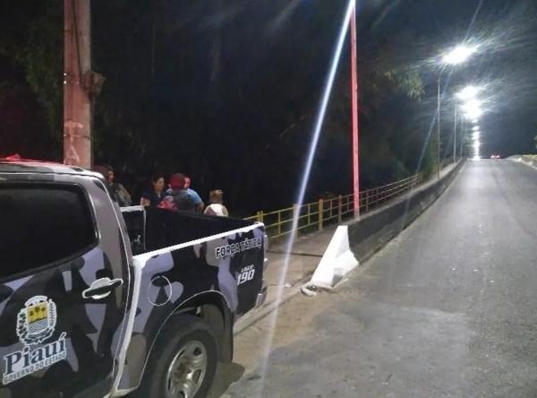  Jovem &eacute; morto com tiro nas costas sobre a ponte do Mocambinho.(Imagem:Divulga&ccedil;&atilde;o/PMPI )