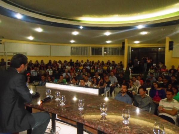 Floriano sedia I Debate Jurídico de Ciências Criminais da FAESF.(Imagem:FlorianoNews)