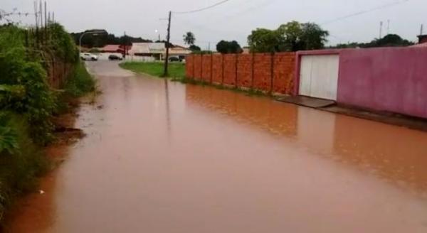 Alagamento na Rua Gabriel Ferreira volta a causar transtornos à população