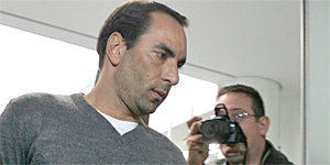 Edmundo está 'abatido' e diz que 'confia na Justiça', conta delegado