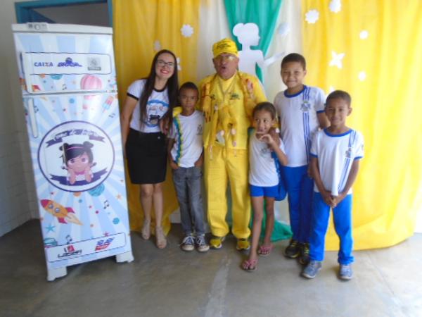 Escolas de Floriano recebem geladeiras liter&aacute;rias do projeto Fome de Leitura.(Imagem:FlorianoNews)