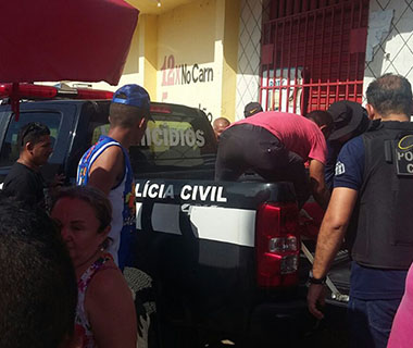 Sem carro tumba, corpo é levado ao IML em viatura após 3 horas de espera