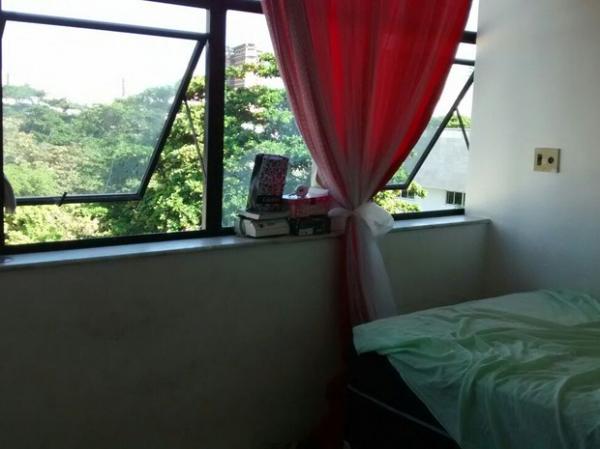 Cama de onde crian&ccedil;a caiu fica pr&oacute;xima &agrave; janela do apartamento.(Imagem:Elias Bruno/G1)