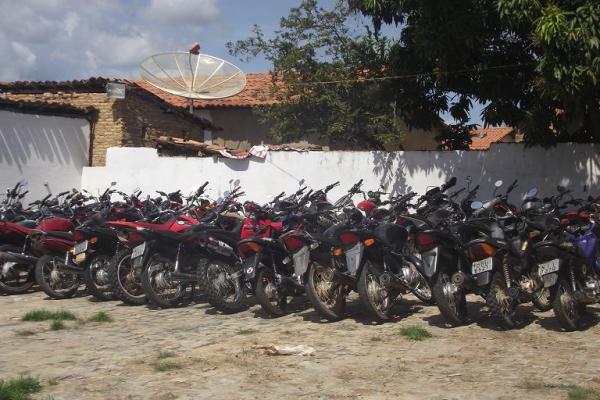Ve&iacute;culos irregulares ocupam p&aacute;tio da 3&ordf; CIRETRAN.(Imagem:FlorianoNews)