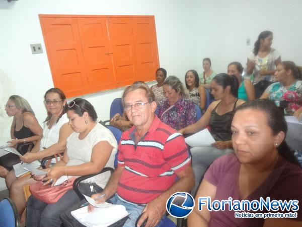 Secretaria Municipal de Educa&ccedil;&atilde;o realizou reuni&atilde;o sobre o encerramento do ano letivo de 2013.(Imagem:FlorianoNews)