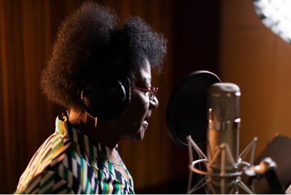 Alaíde Costa canta Gilberto Gil e Ivan Lins em álbum feito sob direção musical de Gilson Peranzzettt