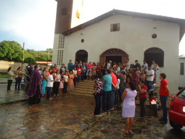 Igreja que teve sacr&aacute;rio e imagens destru&iacute;das recebe missa de desagravo em Floriano.(Imagem:FlorianoNews)
