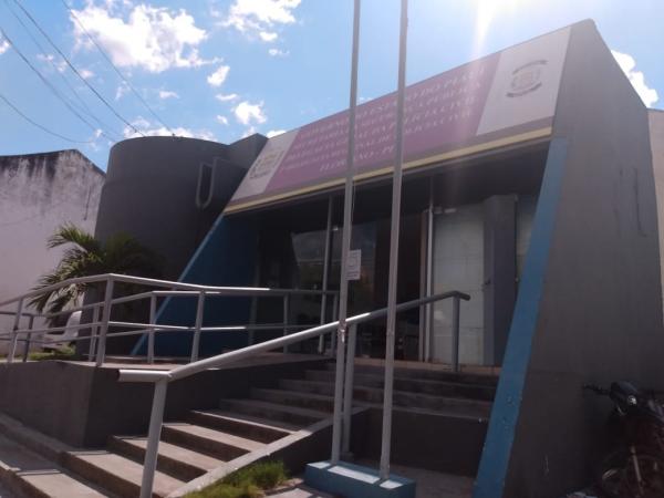 Homem é conduzido à delegacia portando armas e drogas
