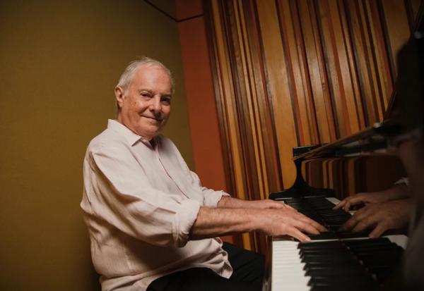 Francis Hime expõe a maestria como compositor em álbum instrumental de piano solo
