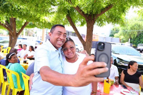 Joel é recebido por populares ao lado de Margarete durante visita ao mercado de São Raimundo Nonato(Imagem:Ascom)