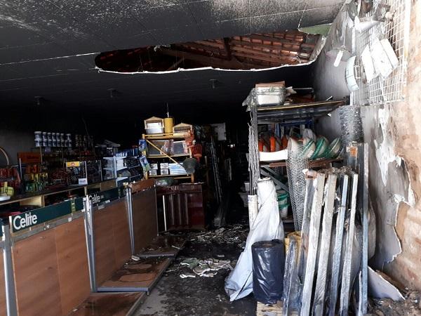 Bombeiros combatem incêndio em loja de material de construção em Floriano