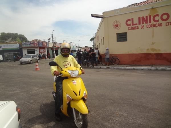 Rep&oacute;rter Amarelinho &eacute; multado em Blitz.(Imagem:FlorianoNews)