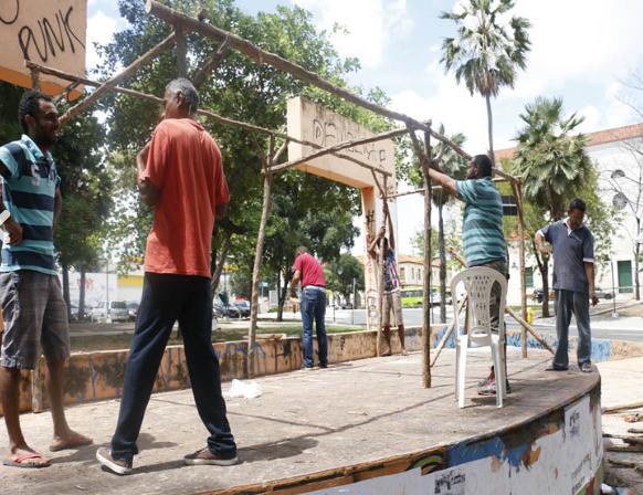 Movimentos pró-Dilma montam acampamento para ocupar praça por 180 dias