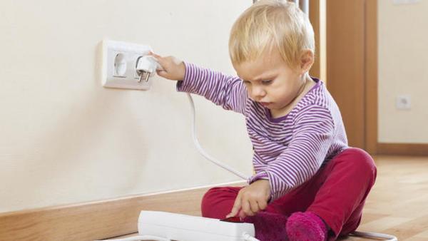 Tomadas abertas podem apresentar perigo &agrave;s crian&ccedil;as e risco de choque el&eacute;trico.(Imagem:Divulga&ccedil;&atilde;o)