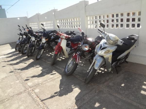 Opera&ccedil;&atilde;o da pol&iacute;cia durante tr&ecirc;s dias apreende 36 motos irregulares.(Imagem:FlorianoNews)