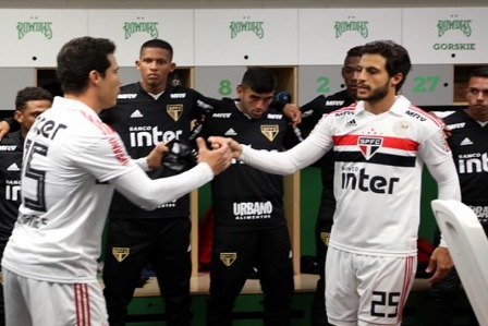 Hernanes ganha faixa de capitão em reestreia pelo São Paulo