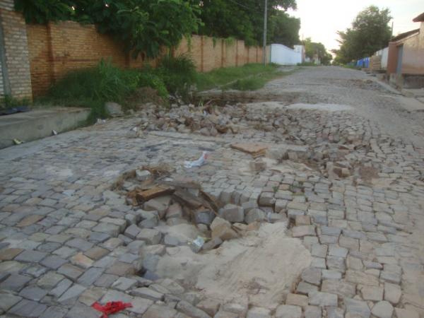 Amarelinho fazendo seu giro a P&eacute; pelas ruas de Floriano(Imagem:Reda&ccedil;ao)