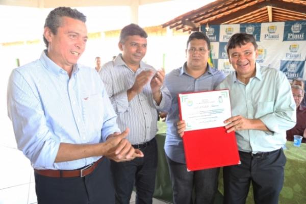 Wellington entrega obras e recebe título de cidadania em Nossa Senhora de Nazaré