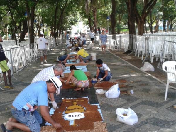 Fiéis fazem tapete de 100m para celebrar Corpus Christi em Teresina