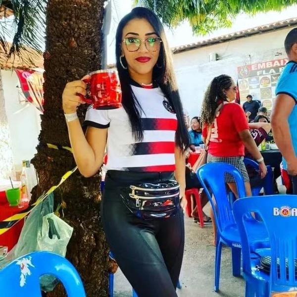 Ana Karine Assun&ccedil;&atilde;o Pereira, de 35 anos, foi morta com uma facada na nuca na madrugada deste s&aacute;bado (2).(Imagem:Reprodu&ccedil;&atilde;o)