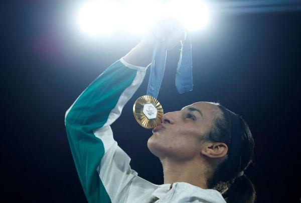 Alvo de campanha de fake news sobre g&ecirc;nero, a argelina Imane Khelif faturou o ouro na categoria at&eacute; 66 kg.(Imagem:REUTERS/Peter Cziborra/Proibida reprodu&ccedil;&atilde;o)