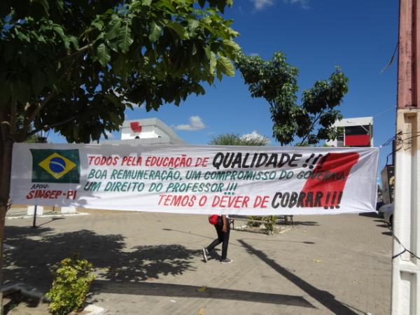 Servidores federais realizam ato p&uacute;blico em Floriano.(Imagem:FlorianoNews)