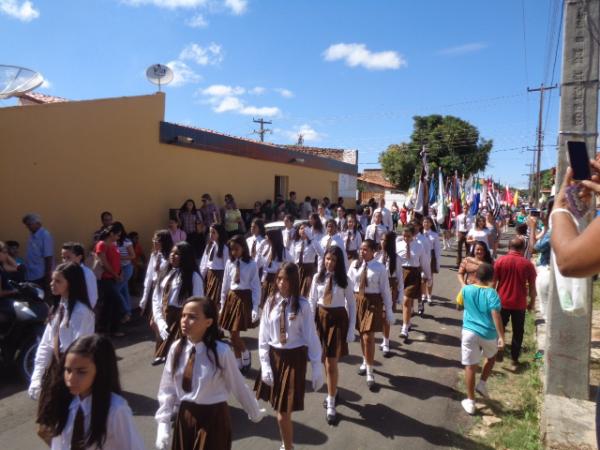 Colégio Industrial celebra 46 anos de fundação com desfile cívico